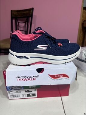 Skechers GOwalk Arch Fit Women's Walking Shoes Size 9 Navy Coral